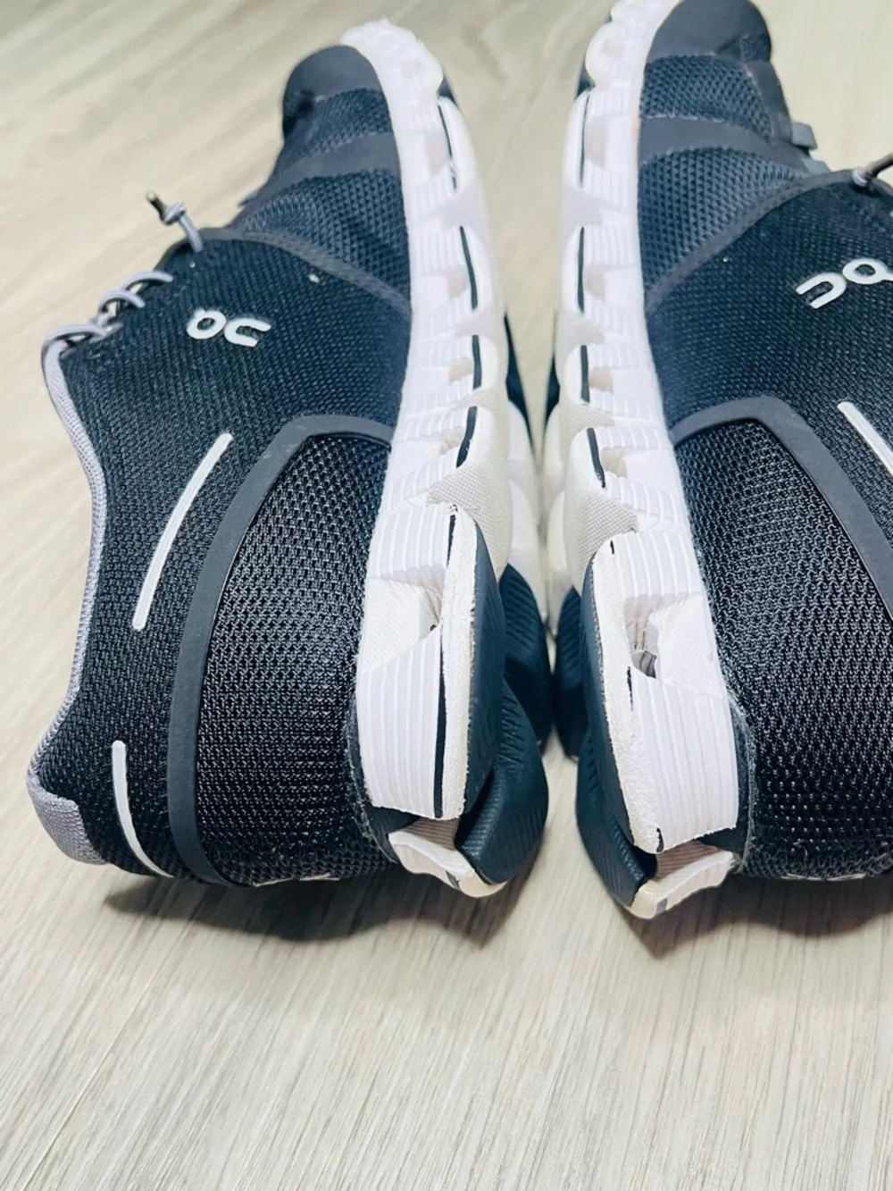 On Cloud Women’s 9.5 Black White Athletic Running Shoes Swiss Engineering *READ - Picture 10 of 13